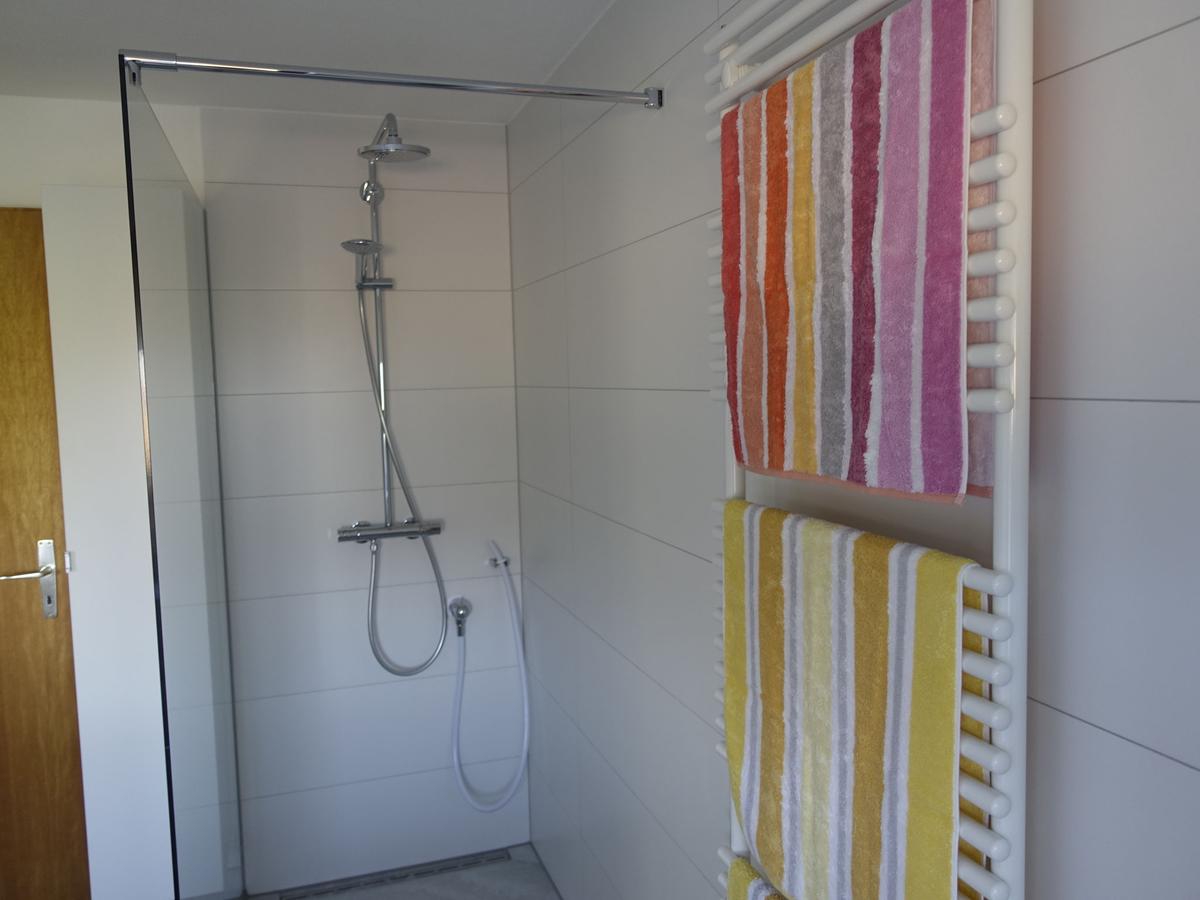 Modernes Badezimmer mit bodengleicher Dusche