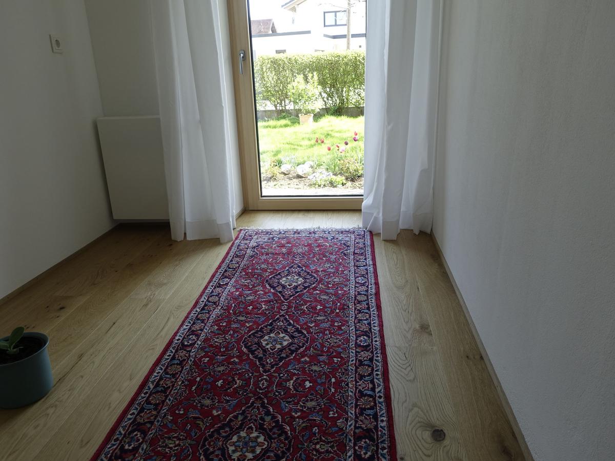 Heller Eingangsflur mit Eichendielen und Gartenblick