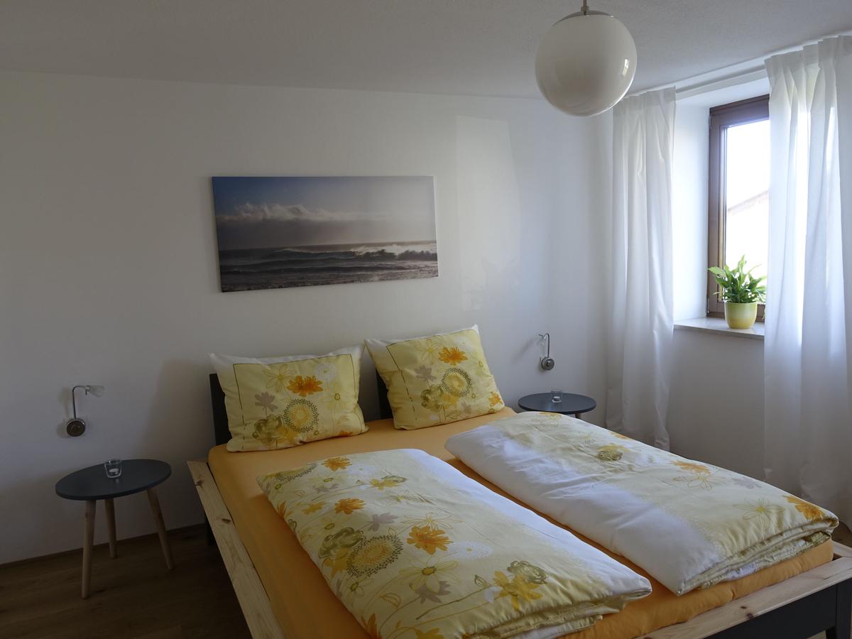 Schlafzimmer mit Doppelbett aus Holz