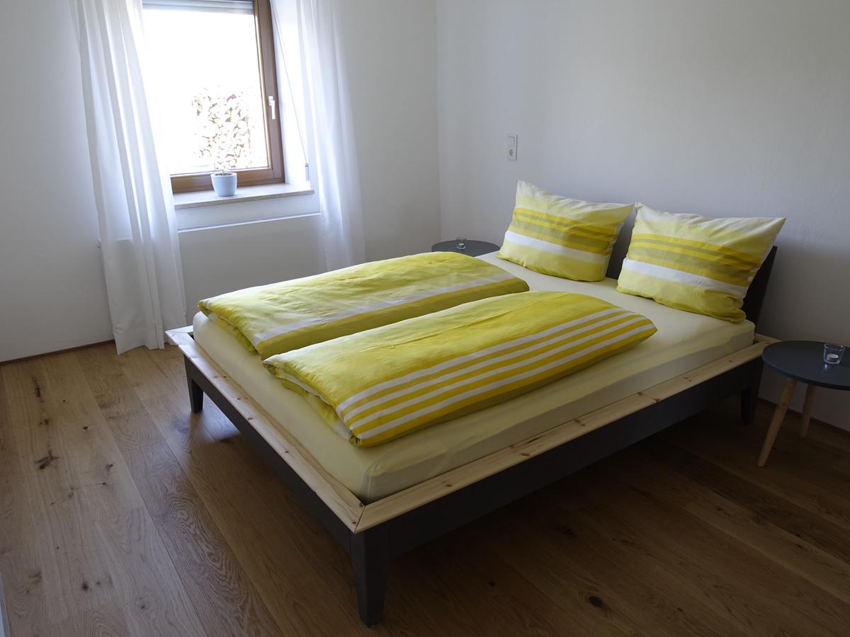 Schlafzimmer 2 mit Doppelbett aus Holz