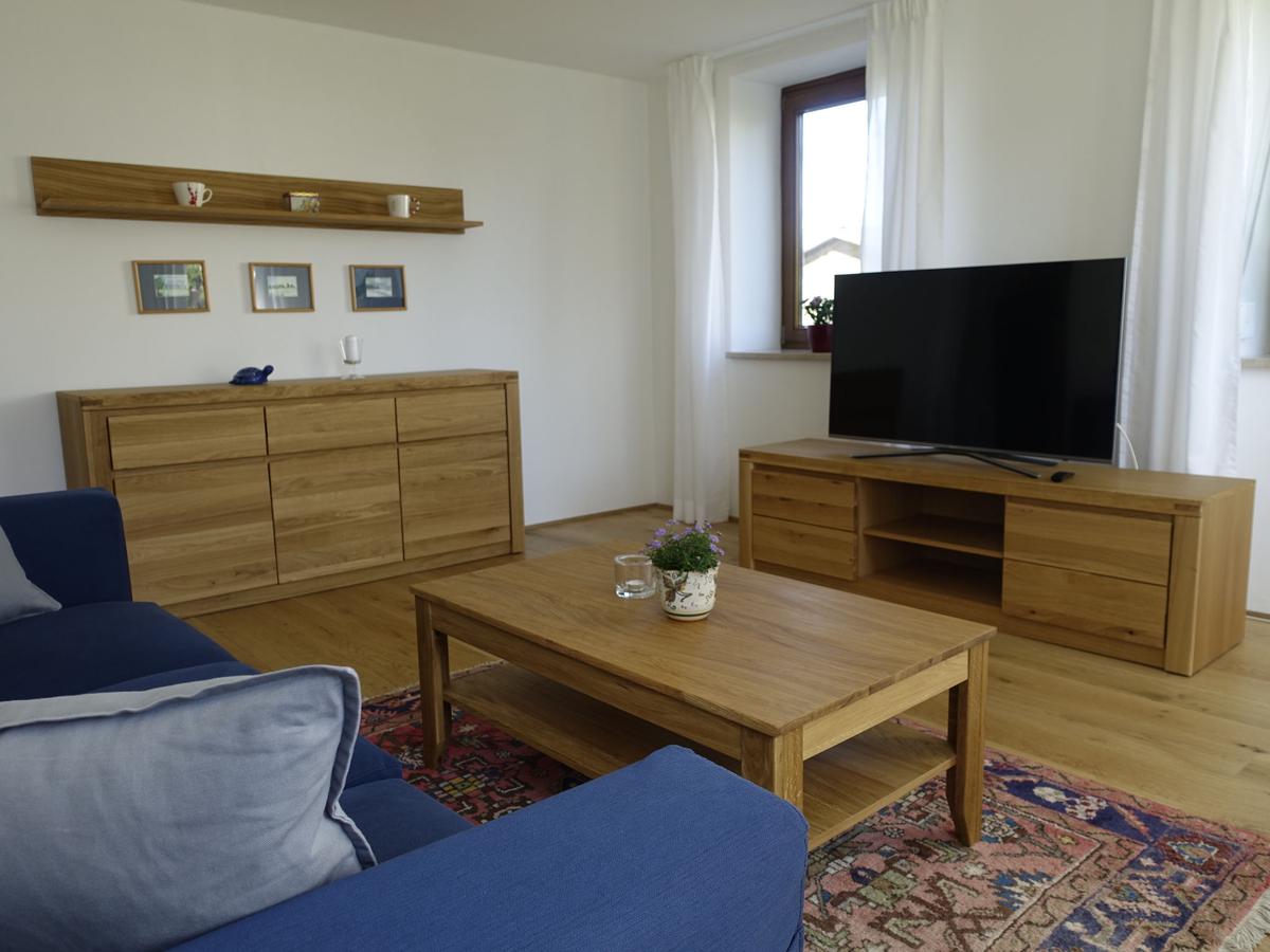 Gemütliches Wohnzimmer mit Sofa und SAT-TV